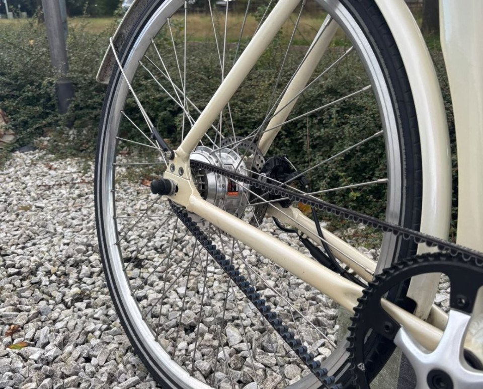 Qivelo Urban Lifestyle - wit - elektrische herenfiets - Achterwielmotor - Rijklaar