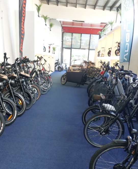 Klant test fiets op eigen terrein
