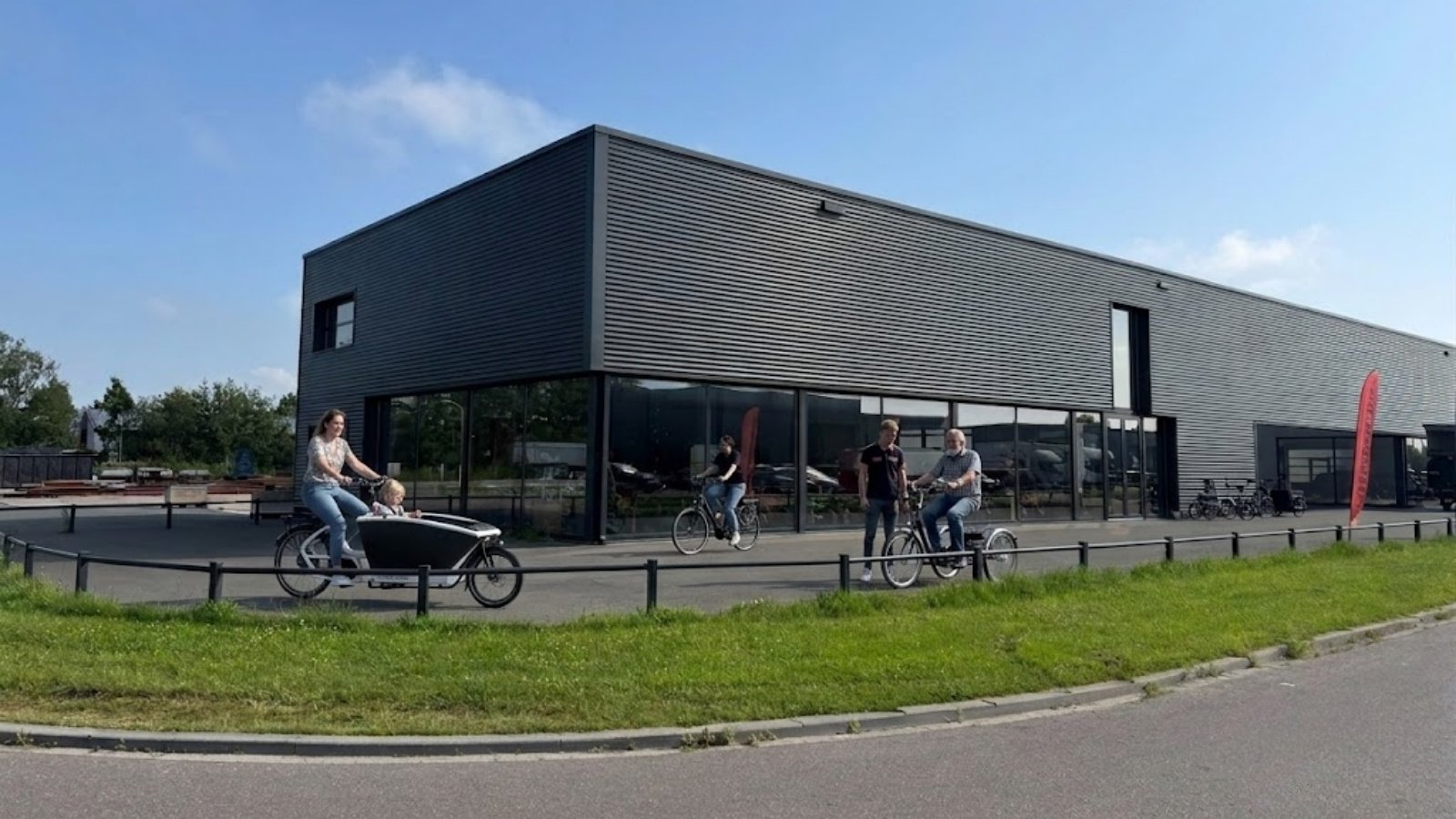Klant test fiets op eigen terrein