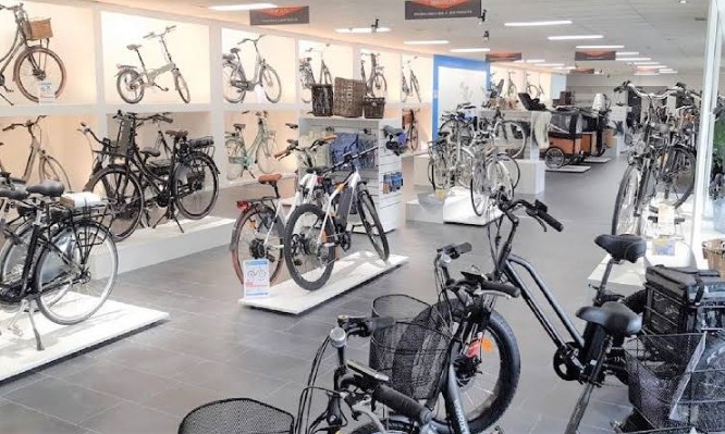 Klant test fiets in rustige ruimte